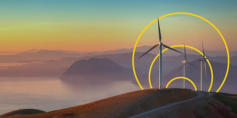 Снимка на три вятърни турбини на хълм с очертанията на графиката „Постигане на нулеви нетни емисии“