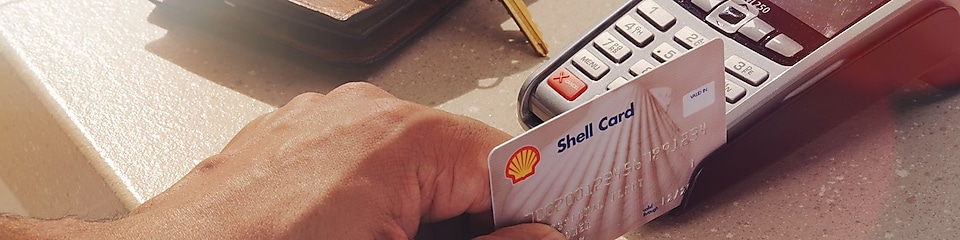 Човек, плащащ за гориво с карта за гориво на Shell