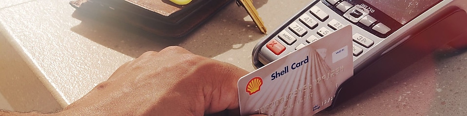 лице, прекарващо карта на Shell през четец