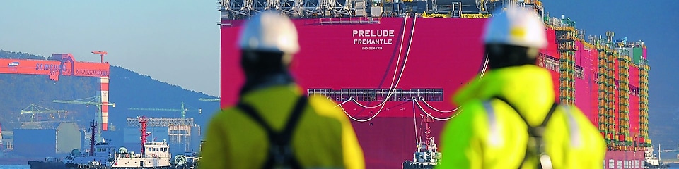 Първо пътуване на кораб на Prelude: огромният корпус на съоръжението поема към водата за първи път
