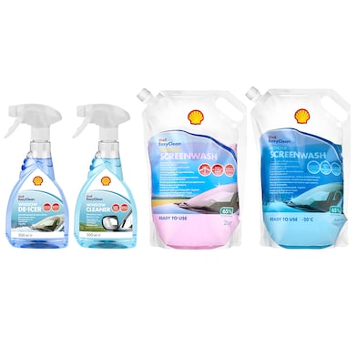 Mladý muž platí u stojanu za využití nabíjecí stanice Shell Regcharge