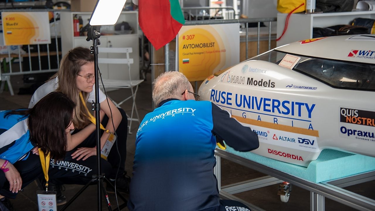 Част от екипа на отбор Avtomobilist, Русенски Университет „Ангел Кънчев“и прототипът, задвижван с електрическа батерия