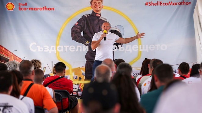 На снимката: Филип Лазаров от bri4ka, мотивационен говорител по време на събитието.