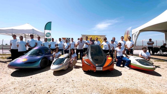 На снимката: отборите-участници в тазгодишното издание на SEM; Камелия Славейкова, Председател на съвета на директорите на Shell България и Филип Лазаров от bri4ka, мотивационен говорител по време на събитието.