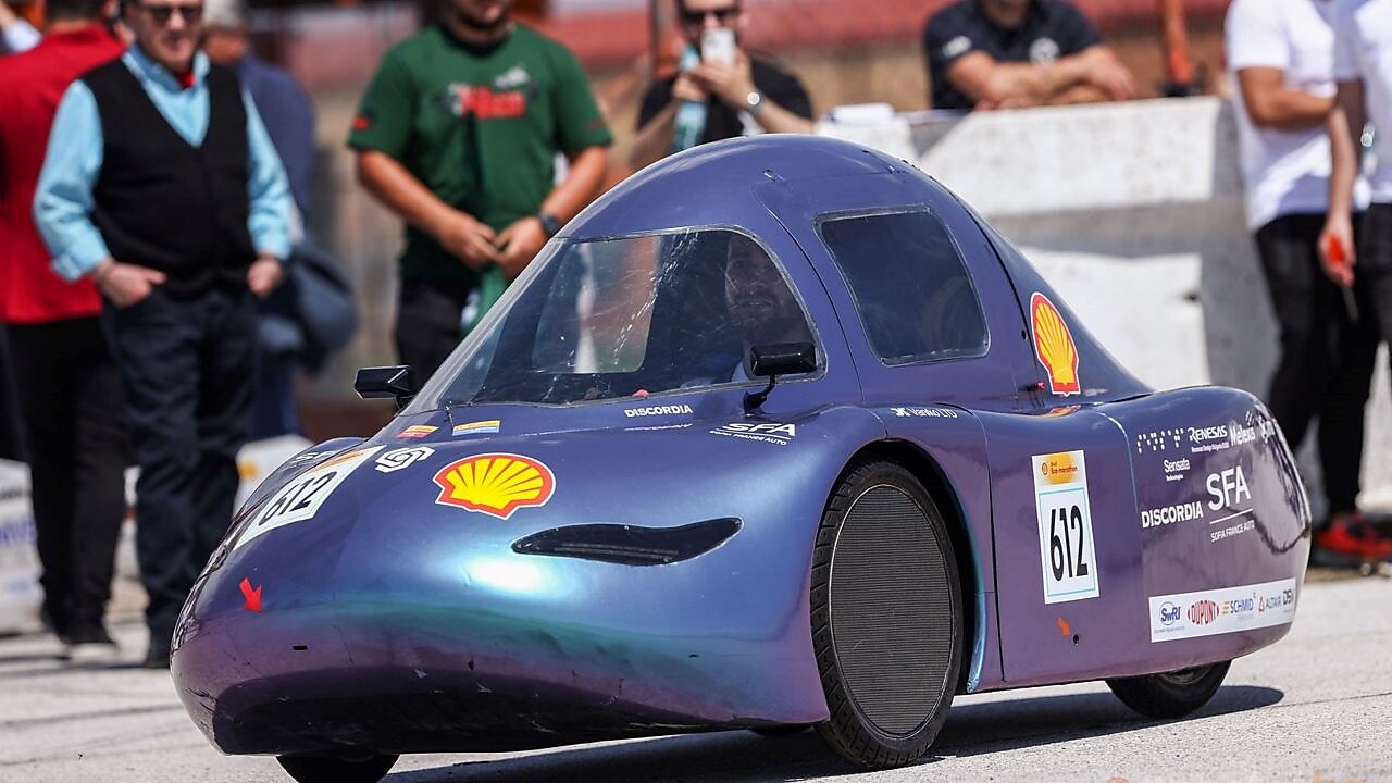 На снимката: болидът на отбора на Технически Университет – София.