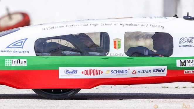 На снимката: болидът на отбор Blue EV от Професионална гимназия по селско и горско стопанство „Н. Вапцаров“, гр. Чепеларе.