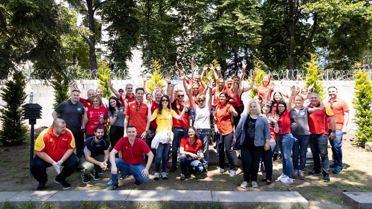 На снимката: служители от търговската мрежа и офиса на Shell България.