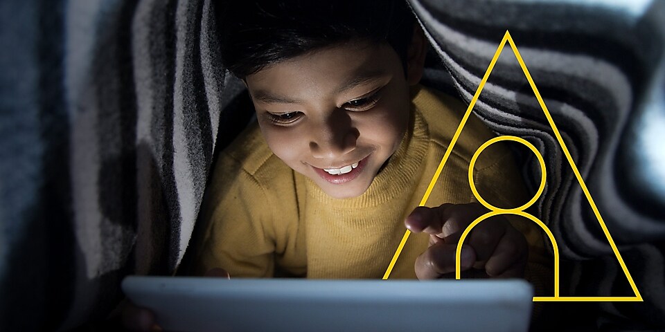 Снимка на малко момче, което гледа в таблет с очертанията на графиката „Енергия за живот“