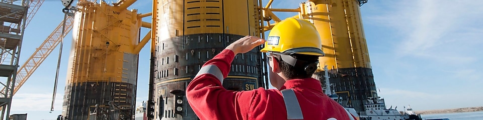 Инженер, гледащ нагоре към платформа в процес на изграждане