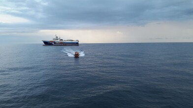 Две кораби в морето