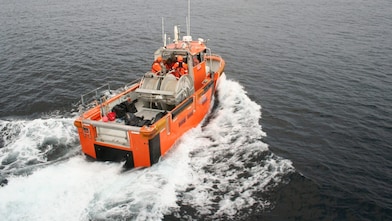 Red кораб с работници