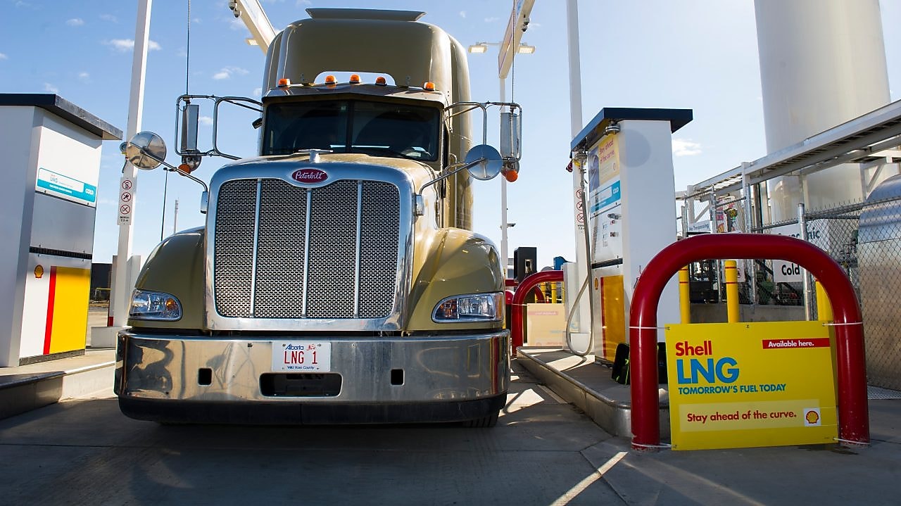Камион, готвещ се да зареди гориво в станция за LNG на Shell
