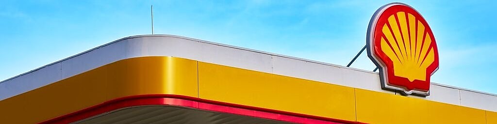 Служител в инсталация за GTL