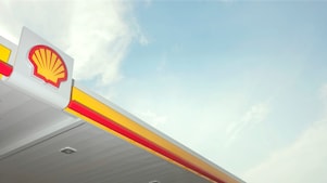 Мидата пектен/ логото на Shell на бензиностанция за продажби на дребно/ пазара