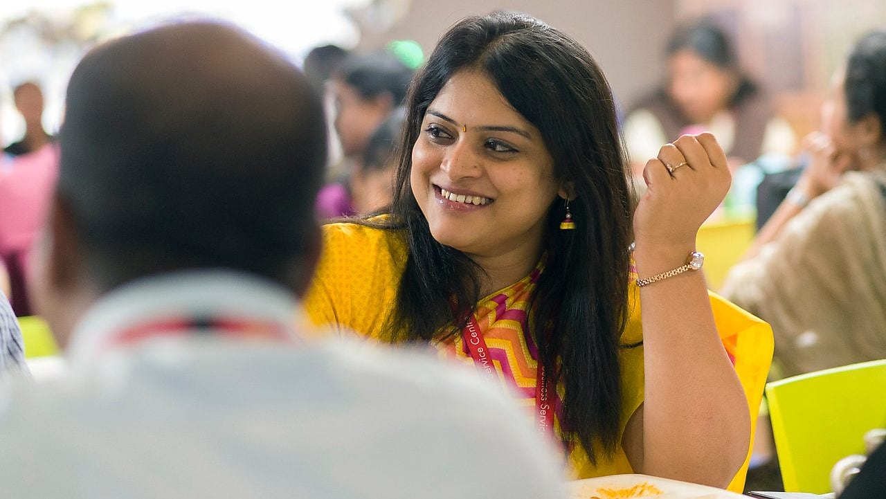 Служители на Shell по време на обяд