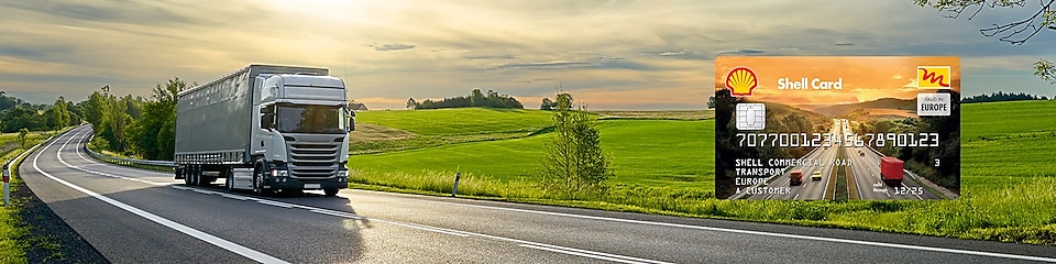 Камион се движи по криволичещ път в зелени полета. От дясната страна е изобразена карта Shell.