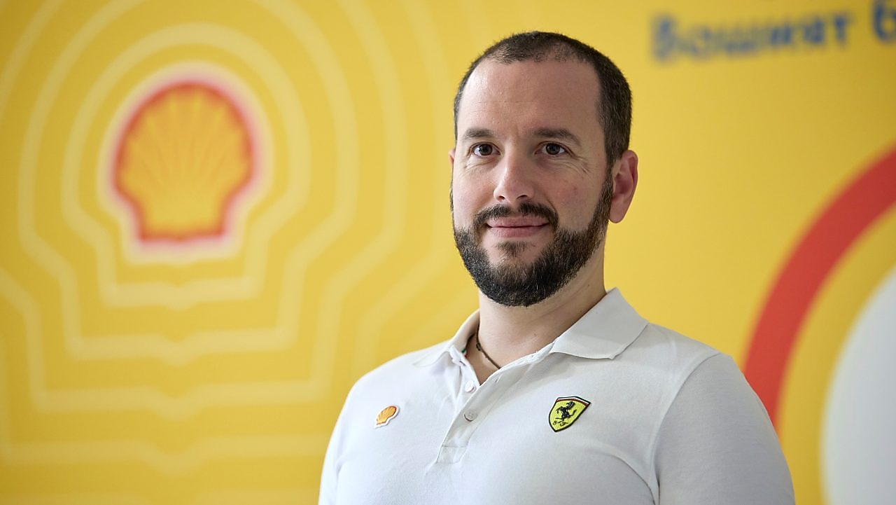 Снимка на представител на Shell Fleet Solutions – лице за контакт, карти за гориво Shell