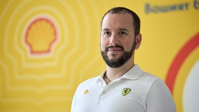 Снимка на представител на Shell Fleet Solutions – лице за контакт, карти за гориво Shell