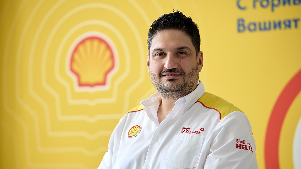 Снимка на представител на Shell Fleet Solutions – лице за контакт, карти за гориво Shell