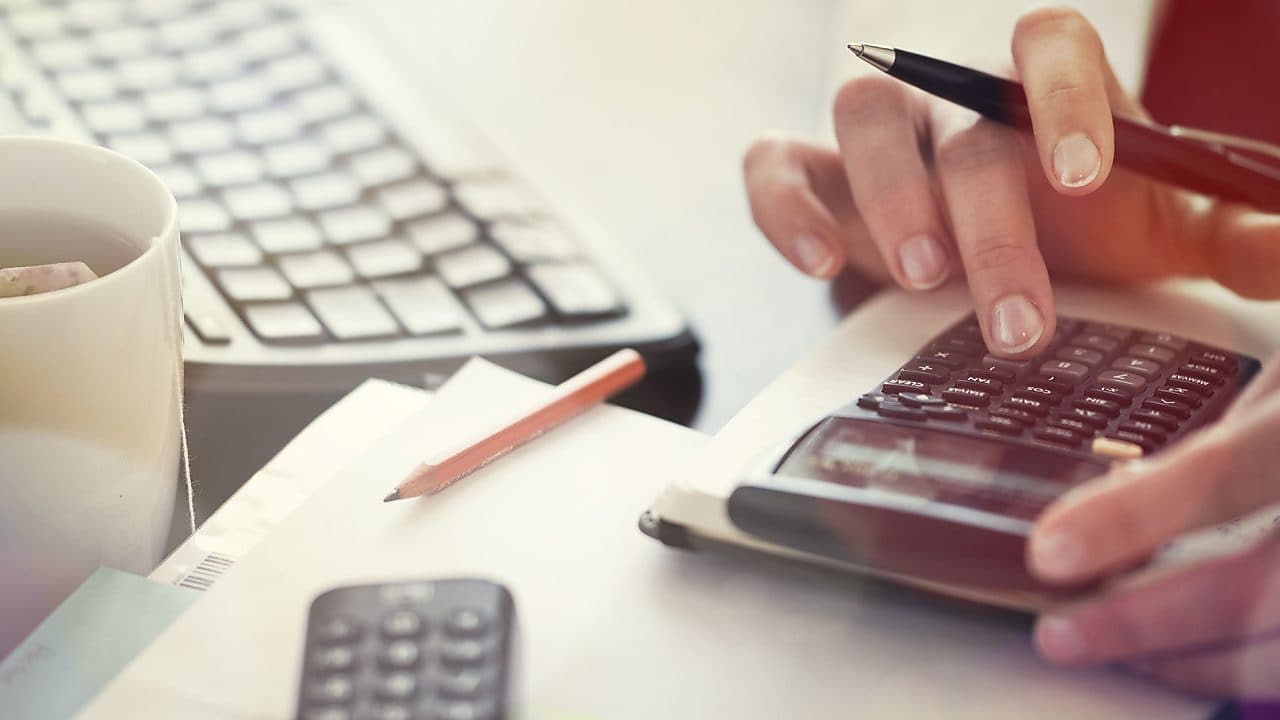 офис служител с калкулатор