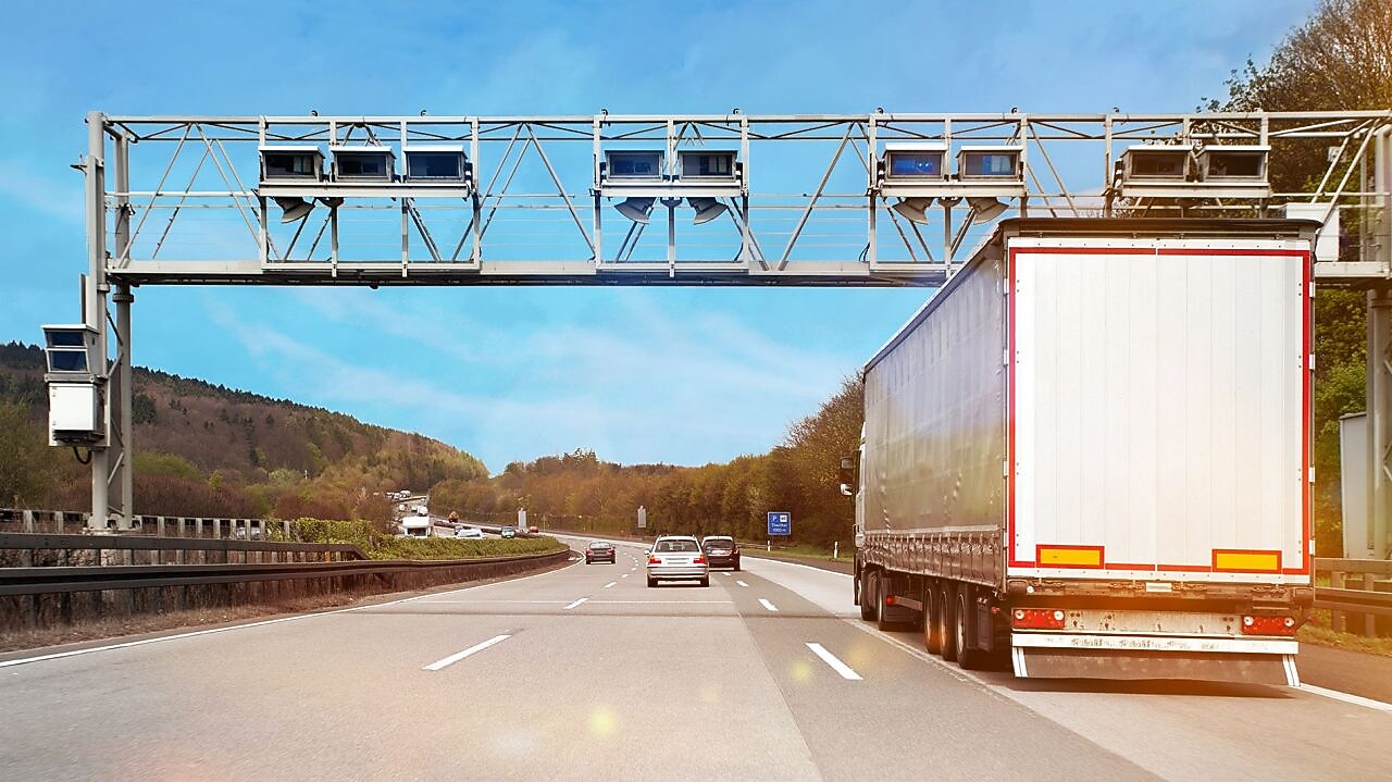 камион, движещ се по шосето