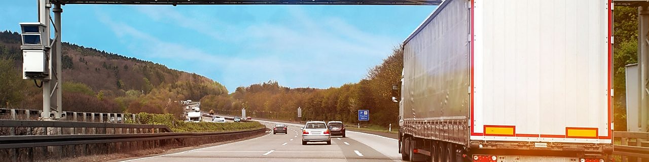 камион, движещ се по шосето