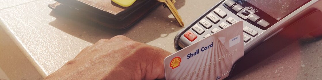 лице, прекарващо карта на Shell през четец