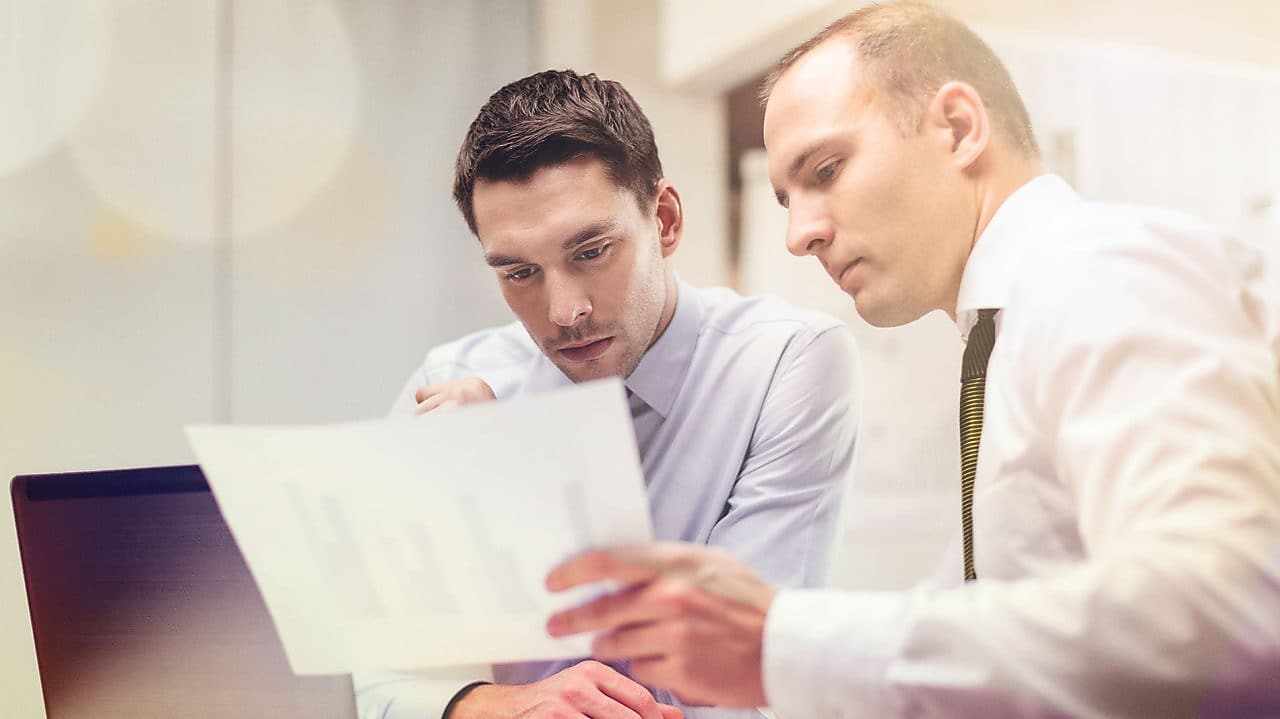 бизнесмен, който преглежда документ
