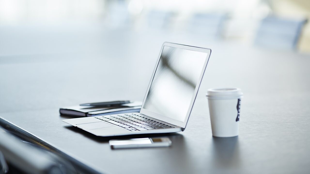 лаптоп на бюро