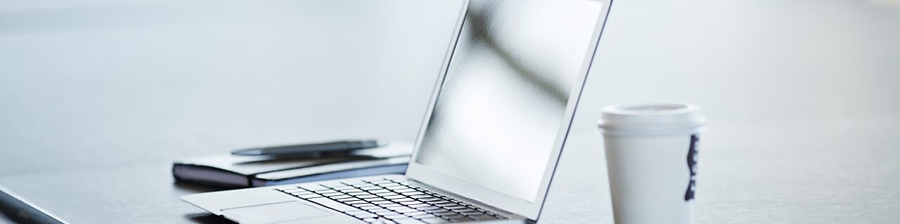 лаптоп на бюро