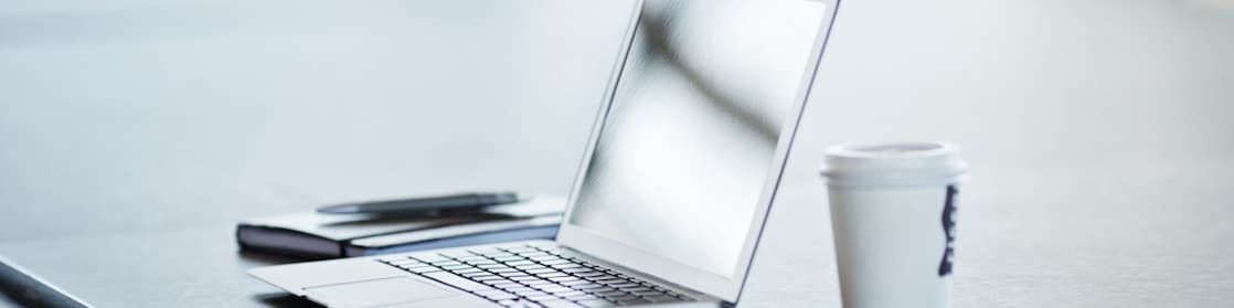 лаптоп на бюро