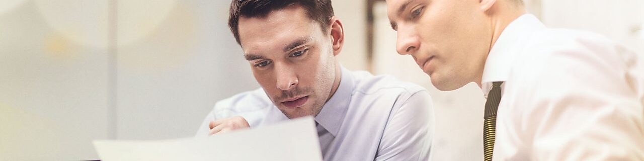 бизнесмен, който преглежда документ