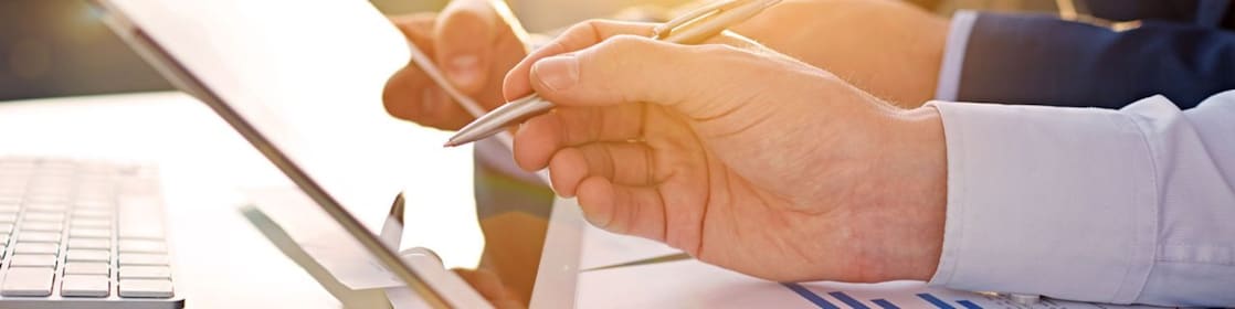 офис служител с таблет