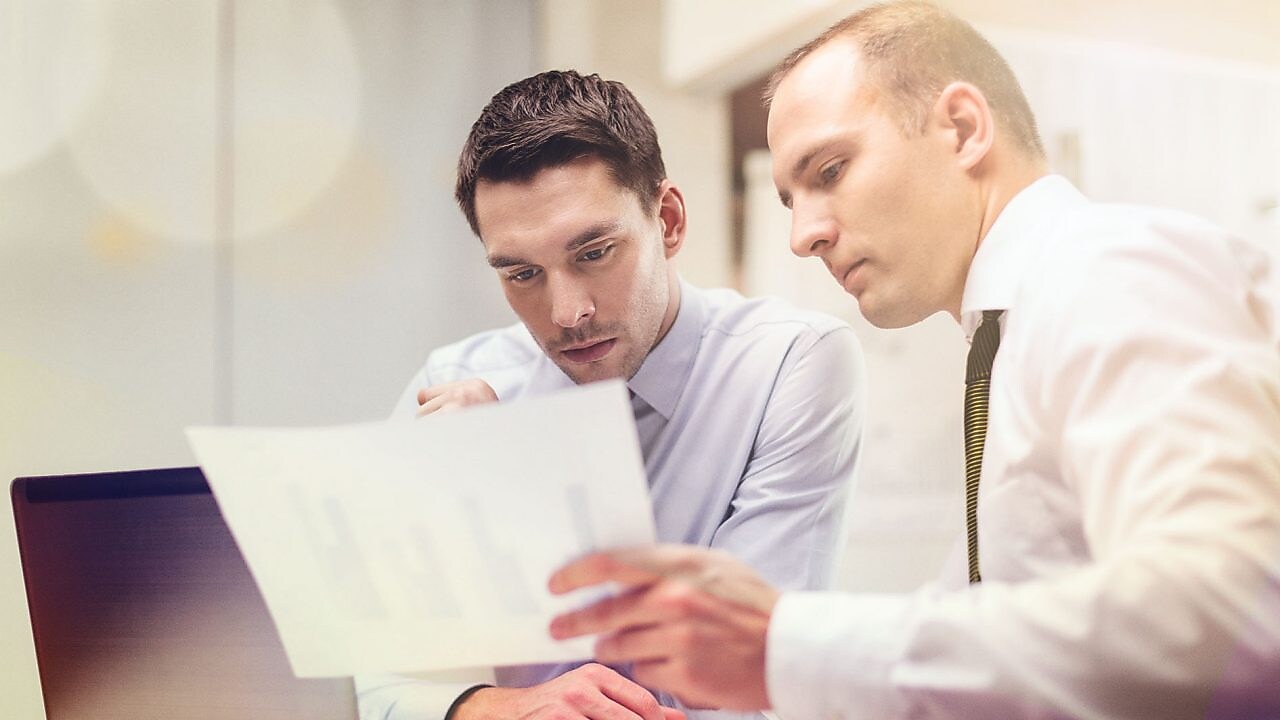 бизнесмен, който преглежда документ