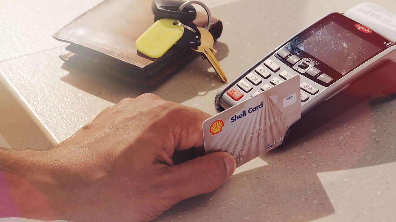 лице, прекарващо карта на Shell през четец