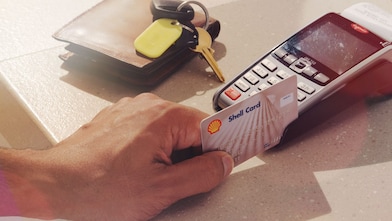 лице, прекарващо карта на Shell през четец