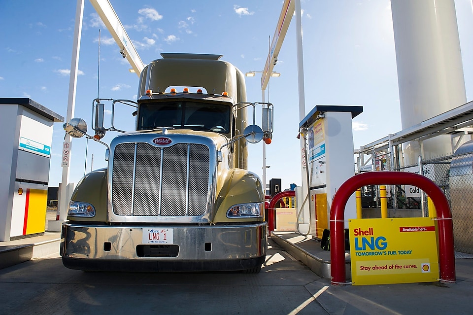 Камион, готвещ се да зареди гориво в станция за LNG на Shell