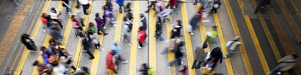 Хора, пресичащи оживена улица в Хонконг
