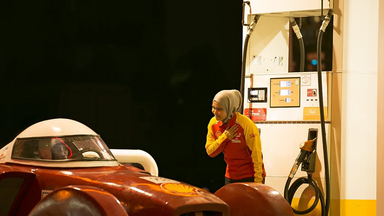 Малайзийски асистент поздравява гост