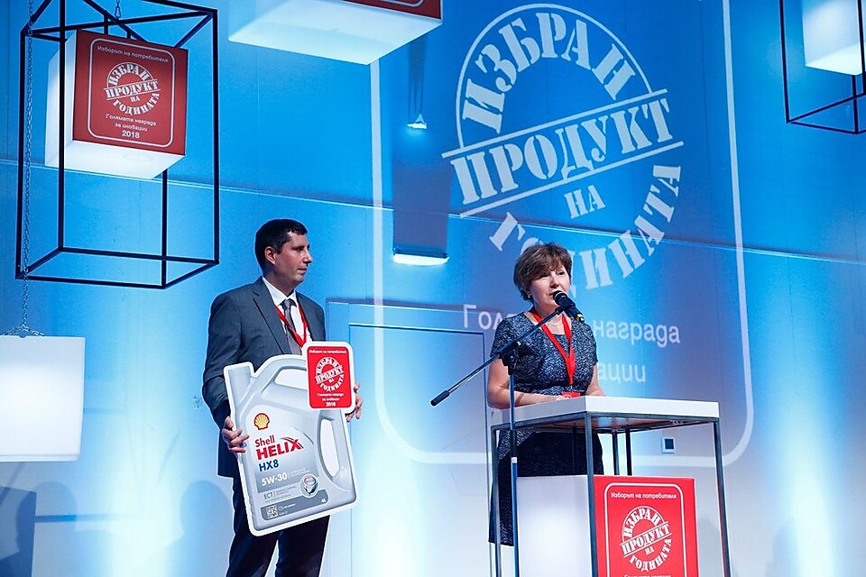 Г-жа Славейкова, изпълнителен директор на Shell България, и г-н Вукович, търговски директор на Orbico.