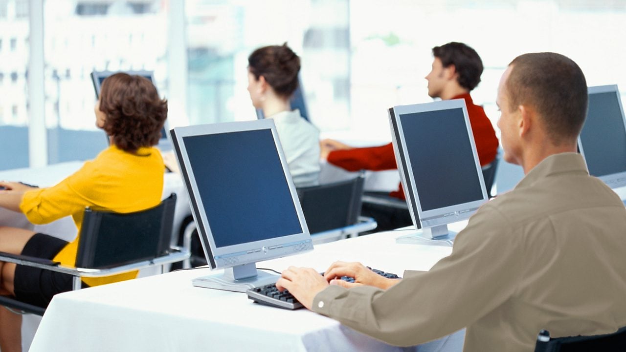 Служители, използващи компютри в офис