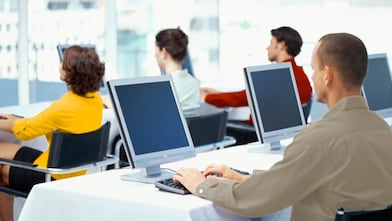 Служители, използващи компютри в офис