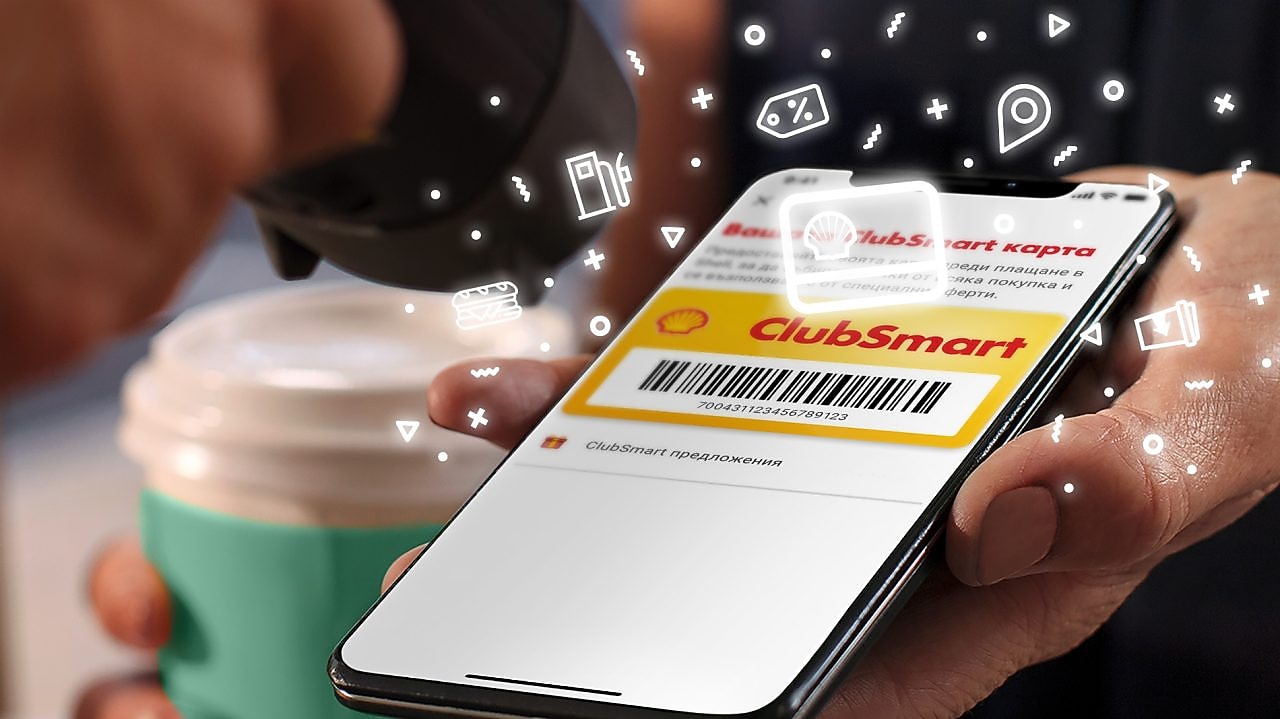 Близък план на ръката на човек, държащ смартфон