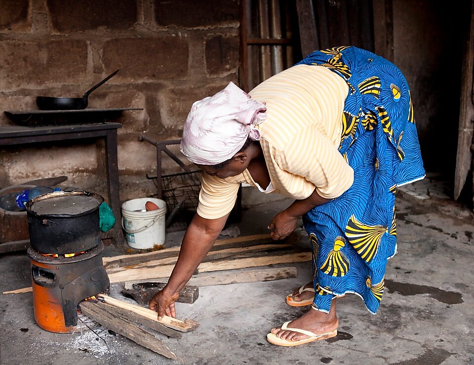 Жена готви на готварска печка в Нигерия