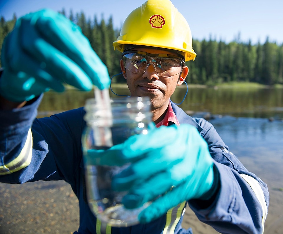 Координатор на околната среда в Shell тества водна проба